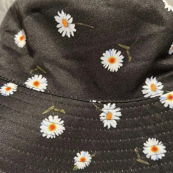 Alice + Olivia AO X FABFITFUN Reversible Daisy Print Bucket Hat One Size - Picture 9 of 11